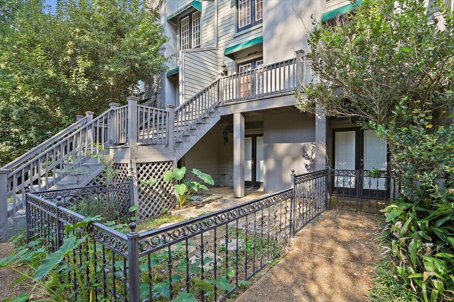 Building Photo - 1330 Roxbury Ct