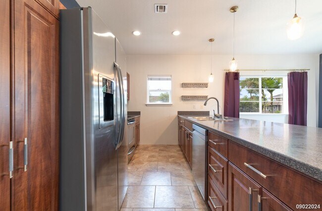 Building Photo - $3,100 / 2br - 2BED 2 BATH TOWNHOUSE IN ME...