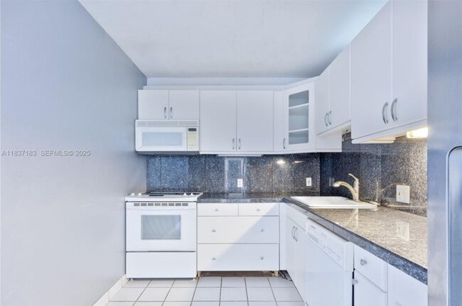Building Photo - 20379 W Country Club Dr
