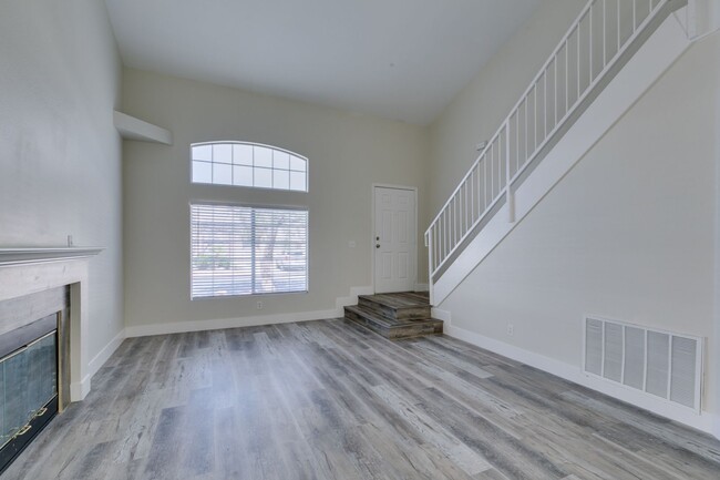 Building Photo - Stylish 2-Bedroom Townhome in Henderson!