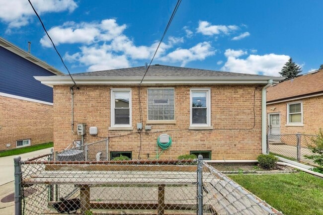 Building Photo - 7241 N Overhill Ave