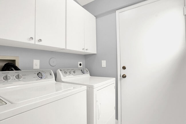 Building Photo - 6444 Mill Pointe Cir