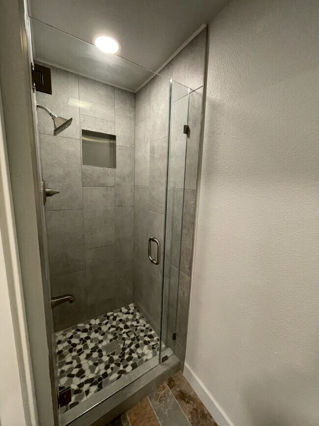 Building Photo - Spacious 2-Bed, 2-Bath Condo in Spokane's ...