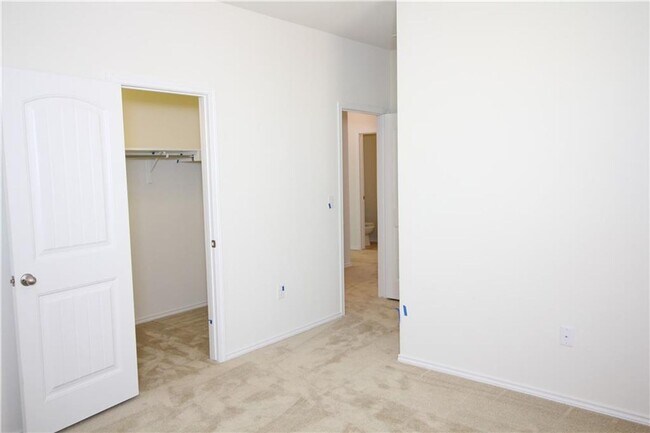 Building Photo - Beautiful one story brick home!