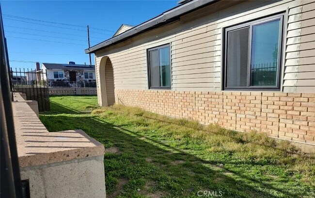 Building Photo - 611 Lillian Dr