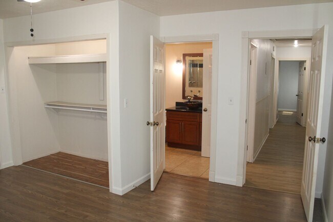 Building Photo - 135 Poinsettia Ave