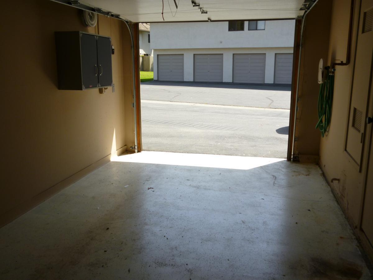 Private garage - 24498 Copper Cliff Ct