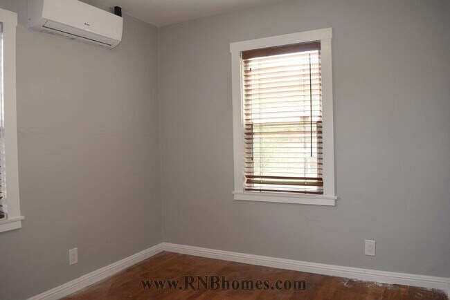 Building Photo - 440 Lampasas Ave
