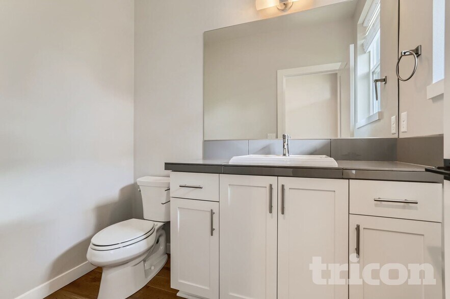 Building Photo - 5035 SE Knapp St