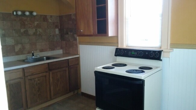 Building Photo - 200 W Arlee Ave