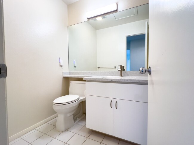 Building Photo - RENT SPECIAL $500 OFF 1ST MONTH'S RENT! 2B...