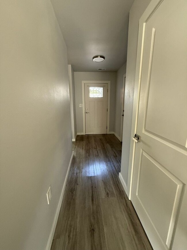 Building Photo - Gorgeous Pet Friendly Three Bedroom Lebano...