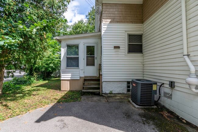 Building Photo - 831 Brookwood Pl