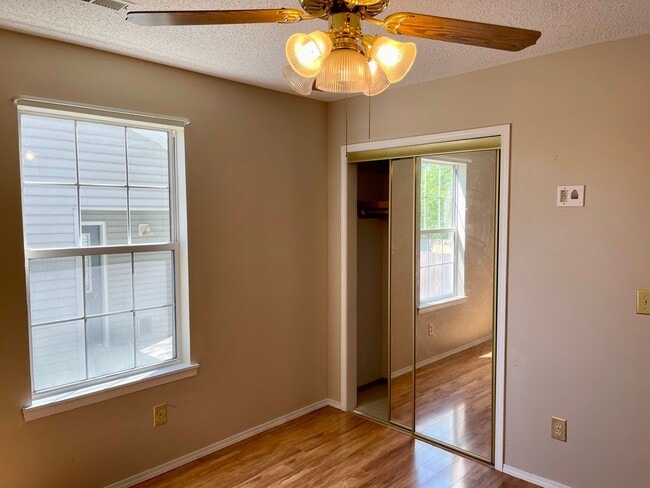 Building Photo - Beautiful 2 story, 5 bedroom, 3 bath home available NOW!