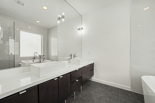 Building Photo - 910 W 19th St