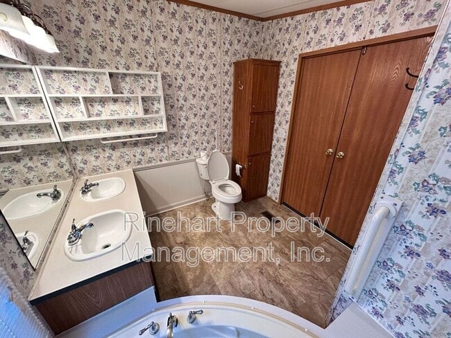 Building Photo - 5035 Park Creek Dr