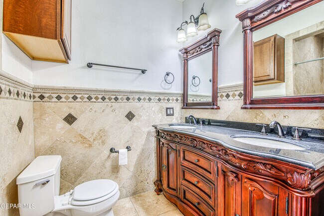 Building Photo - 1701 Elm St