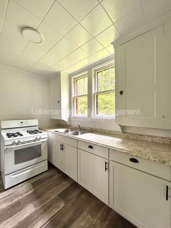 Building Photo - 819 Hoffman Ct