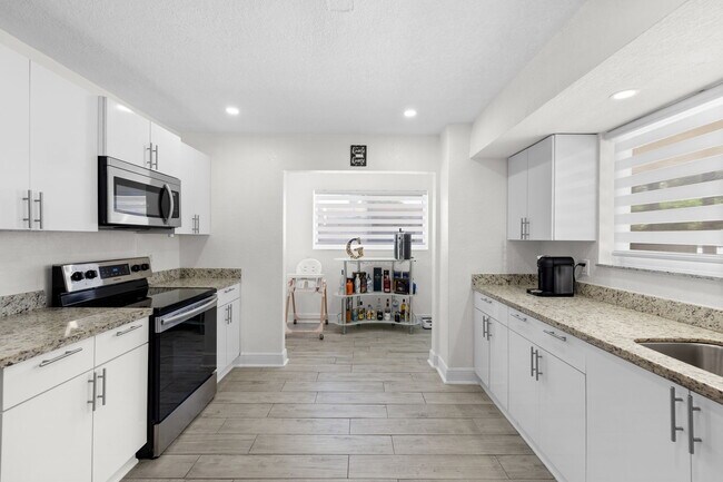 Building Photo - 7021 SW 10th Ct