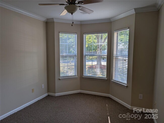 Building Photo - 125 Foxglove Dr