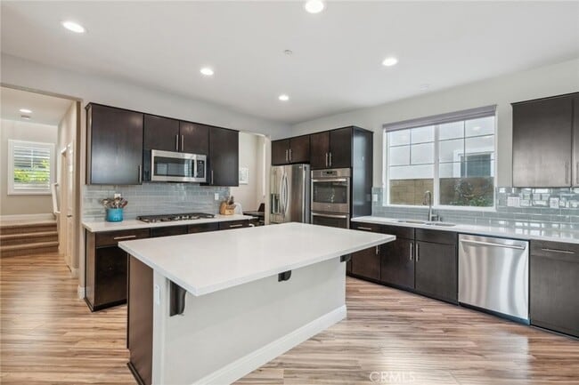 Building Photo - 123 Sparrow