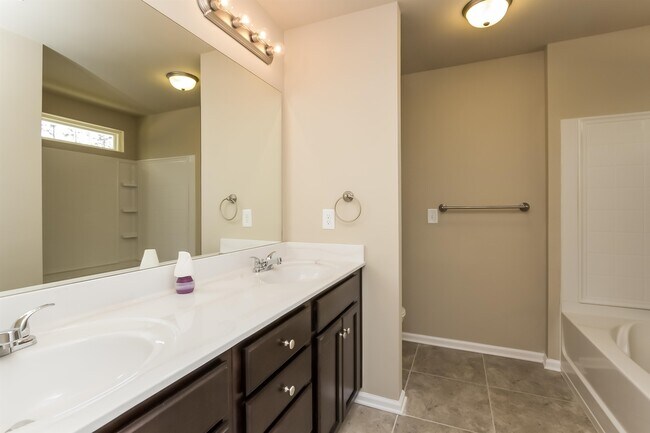 Building Photo - 207 Comet Ct