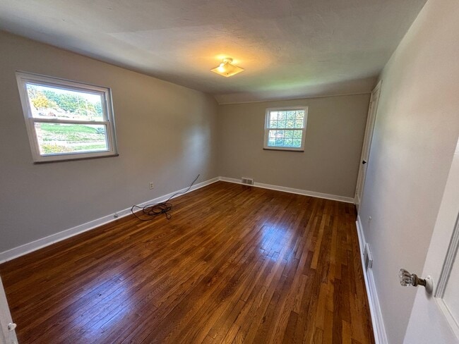 Building Photo - 4 Bedroom Home in Pleasant Hills! - Availa...
