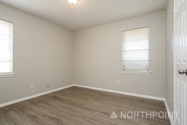 Building Photo - 3 BR/1.5BA | Updated Single Family Home | Front yard |In Hurst!
