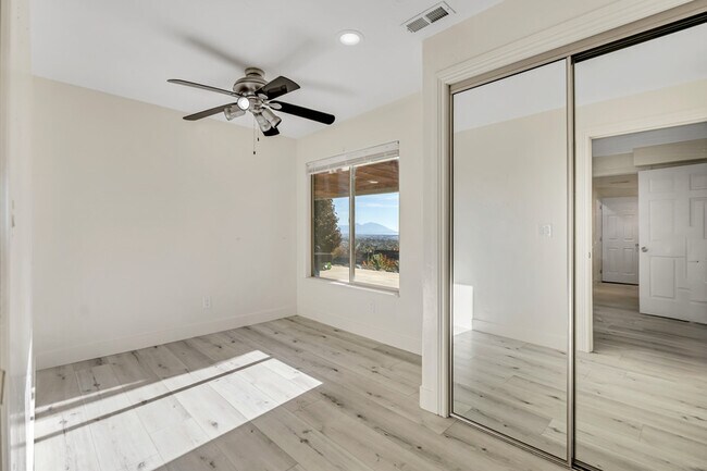 Building Photo - 8913 N Pine Hollow Dr