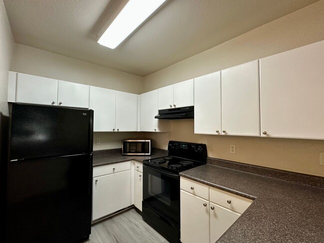 Building Photo - Chic 1-Bed, 1-Bath Apartment in the Heart ...