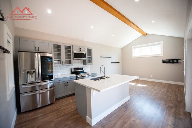 Building Photo - 437 Menker Ave