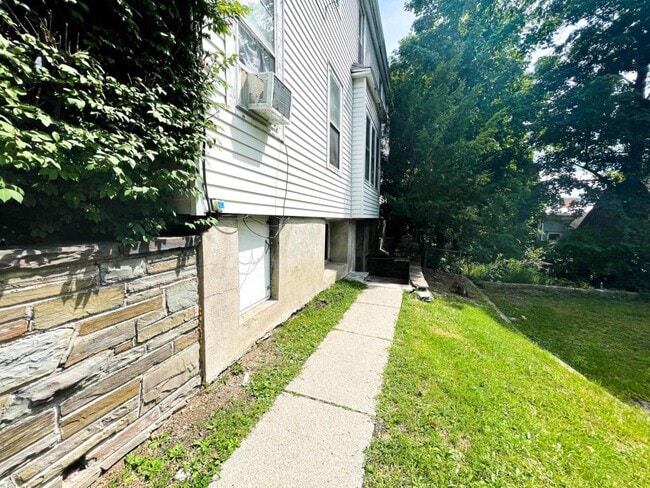 Building Photo - 705 E Seneca St