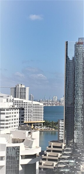 Building Photo - 1050 Brickell Ave