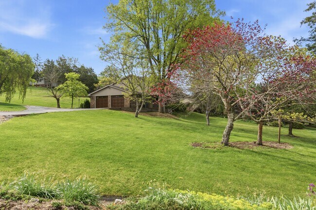 Building Photo - Spacious 5-Bedroom Home in Prestigious Blacksburg Country Club Estates