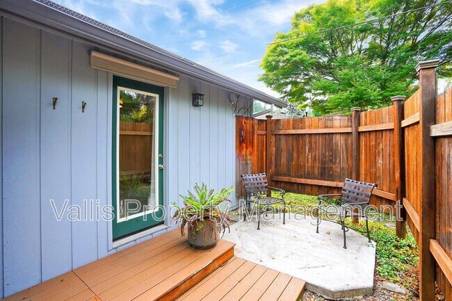 Building Photo - 3385 Camellia Dr S