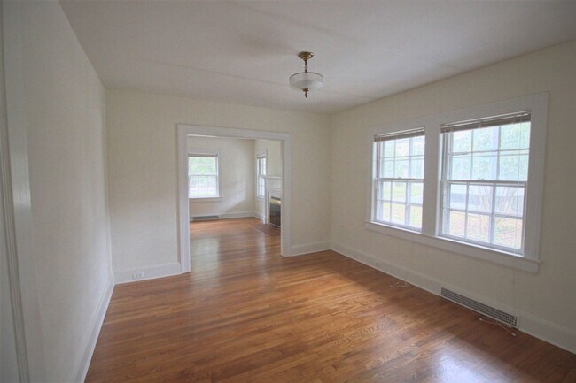 Building Photo - Charming 2 Bedroom Duplex in Lakewood!