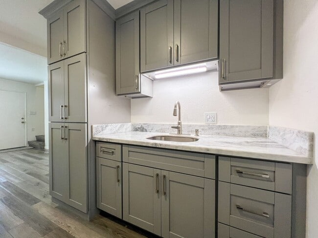 Building Photo - 2 Bedroom Unit, 1.5 baths with one assigne...