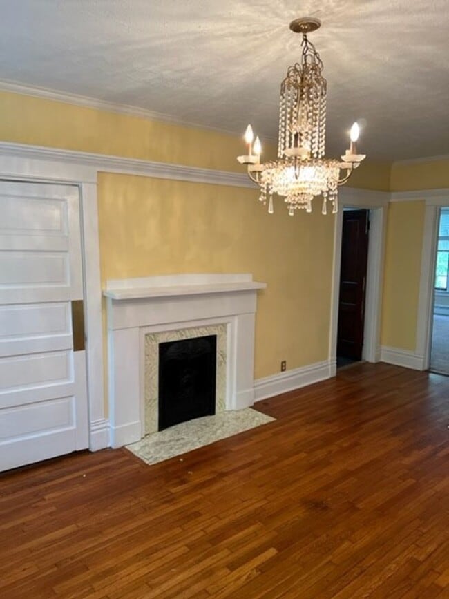 Building Photo - Beautiful 4 Bedroom 2 Bath House now Avail...