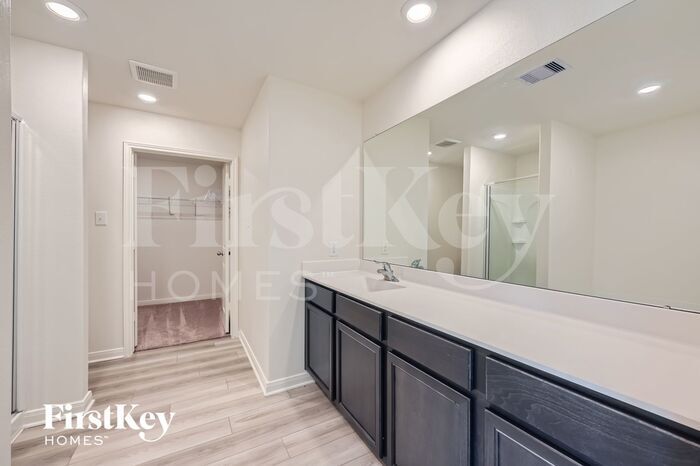 Building Photo - 26615 Ezemily Dr