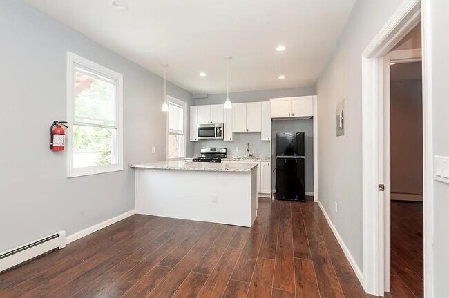 Building Photo - 705 8th St