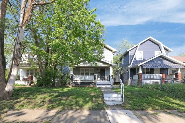Building Photo - Updated 3 Bedroom, 2 Bathroom Home with Sp...