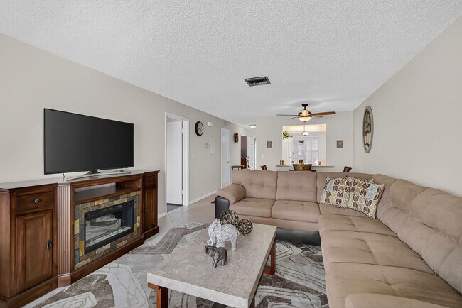 Building Photo - 13765 Flora Pl