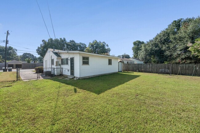 Building Photo - 995 Avon Rd