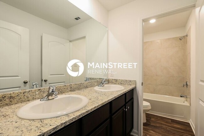 Building Photo - 5 Bedroom Pet-Friendly Home in New Braunfels, TX with Main Street Renewal