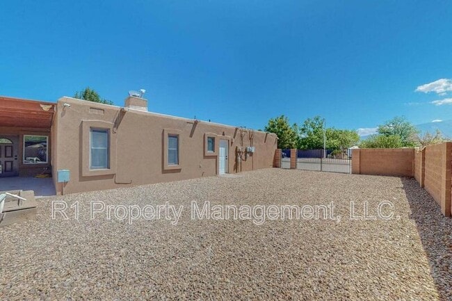 Building Photo - 501 Calle del la Angel