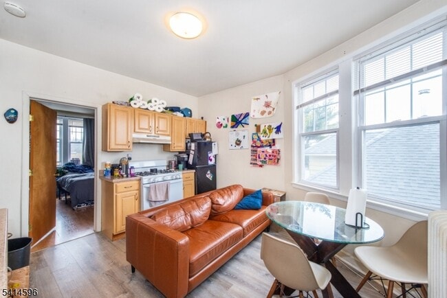 Building Photo - 245 Lakeview Ave