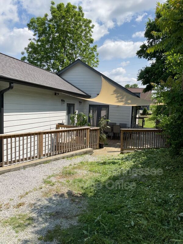Primary Photo - 1405 Russell St