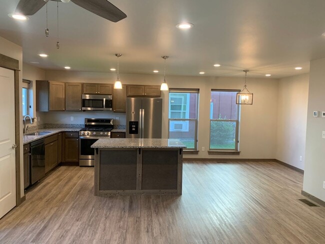 Building Photo - Beautiful 3 Bed, 2.5 Bath Large Townhome