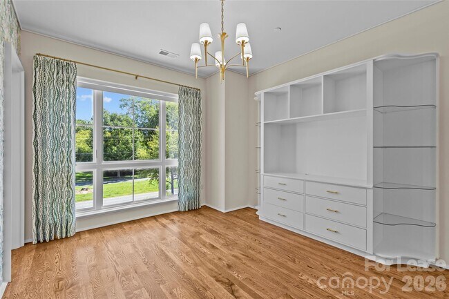 Building Photo - 1172 Queens Rd