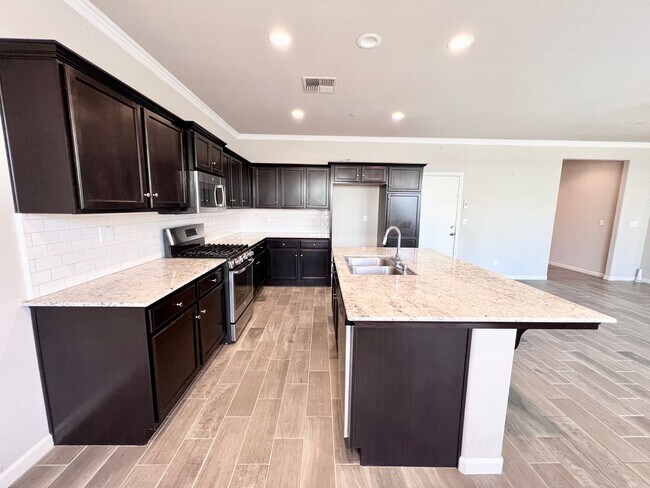 Building Photo - $2,400 Ashlan & Leonard, 3 Bedroom Home - ...